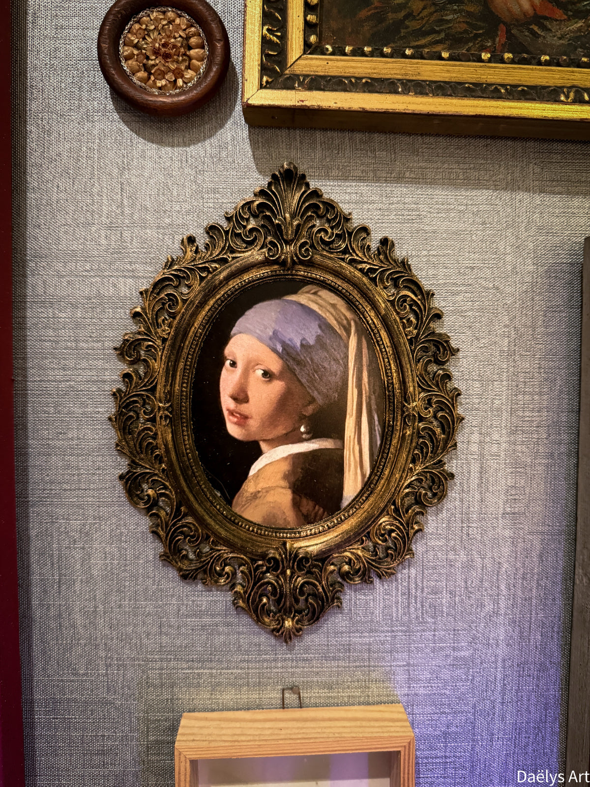 cadre décoratif gothique, cadre baroque, decoration witchy, spooky, halloween, sorcières, décoration murale, film d'horreur, magie, lune et soleil, féerique, la jeune fille a la perle Vermeer, oeuvre d'art