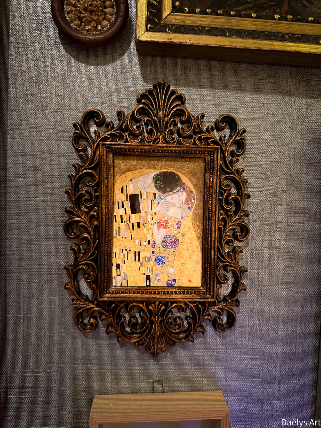 cadre décoratif gothique, cadre baroque, decoration witchy, spooky, halloween, sorcières, décoration murale, film d'horreur, magie, lune et soleil, féerique, princesse, romantasy, oeuvre d'art, fantasy, Le baiser Gustave Klimt