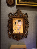 cadre décoratif gothique, cadre baroque, decoration witchy, spooky, halloween, sorcières, décoration murale, film d'horreur, magie, lune et soleil, féerique, princesse, romantasy, oeuvre d'art, fantasy, Le baiser Gustave Klimt