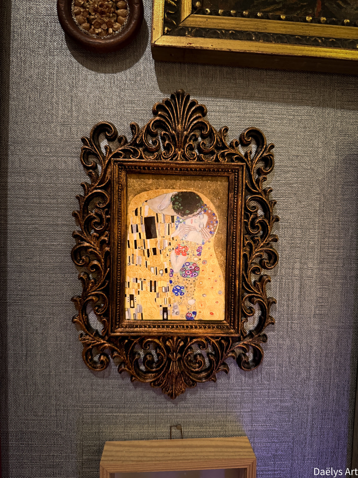 cadre décoratif gothique, cadre baroque, decoration witchy, spooky, halloween, sorcières, décoration murale, film d'horreur, magie, lune et soleil, féerique, princesse, romantasy, oeuvre d'art, fantasy, Le baiser Gustave Klimt