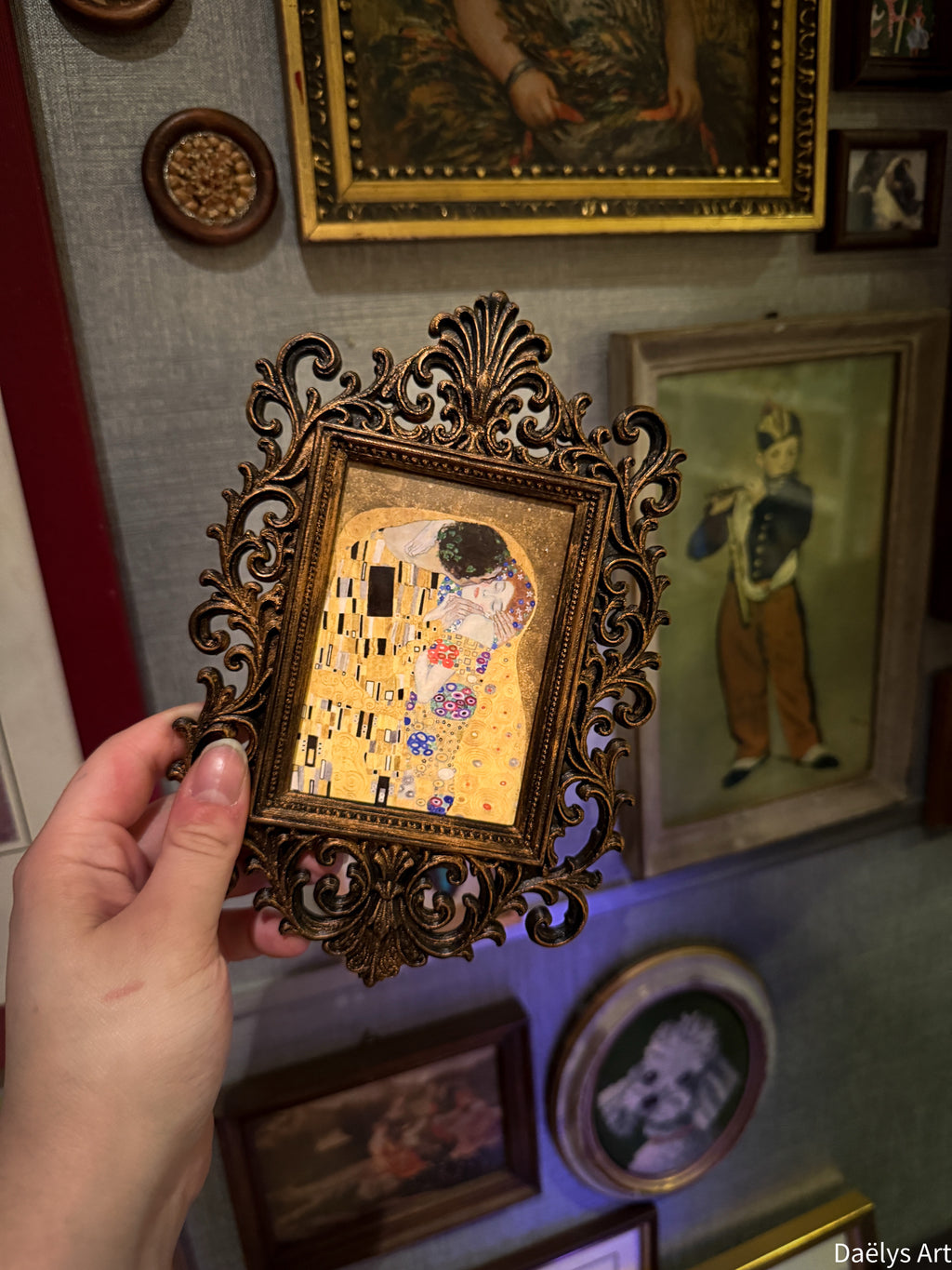 cadre décoratif gothique, cadre baroque, decoration witchy, spooky, halloween, sorcières, décoration murale, film d'horreur, magie, lune et soleil, féerique, princesse, romantasy, oeuvre d'art, fantasy, Le baiser Gustave Klimt