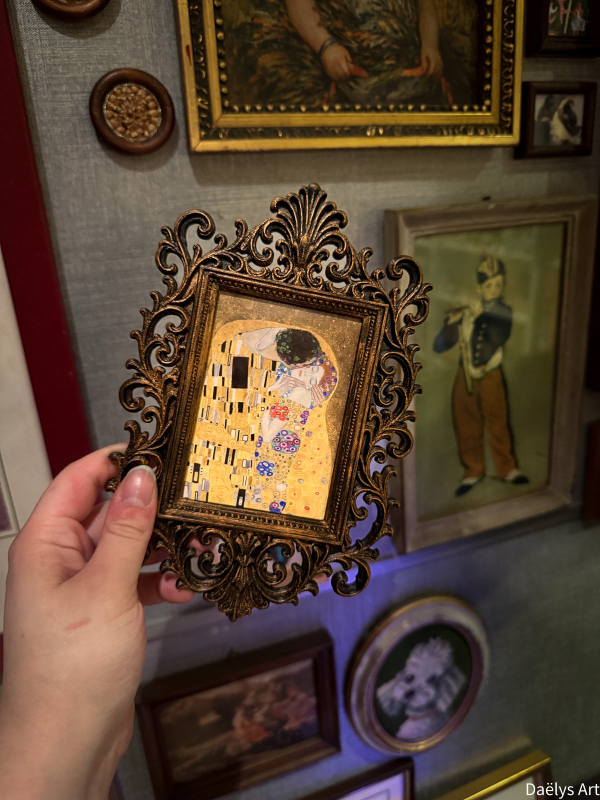 cadre décoratif gothique, cadre baroque, decoration witchy, spooky, halloween, sorcières, décoration murale, film d'horreur, magie, lune et soleil, féerique, princesse, romantasy, oeuvre d'art, fantasy, Le baiser Gustave Klimt