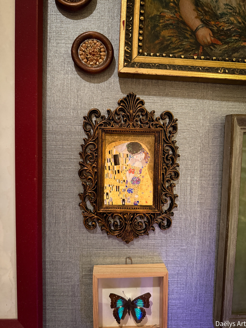 cadre décoratif gothique, cadre baroque, decoration witchy, spooky, halloween, sorcières, décoration murale, film d'horreur, magie, lune et soleil, féerique, princesse, romantasy, oeuvre d'art, fantasy, Le baiser Gustave Klimt