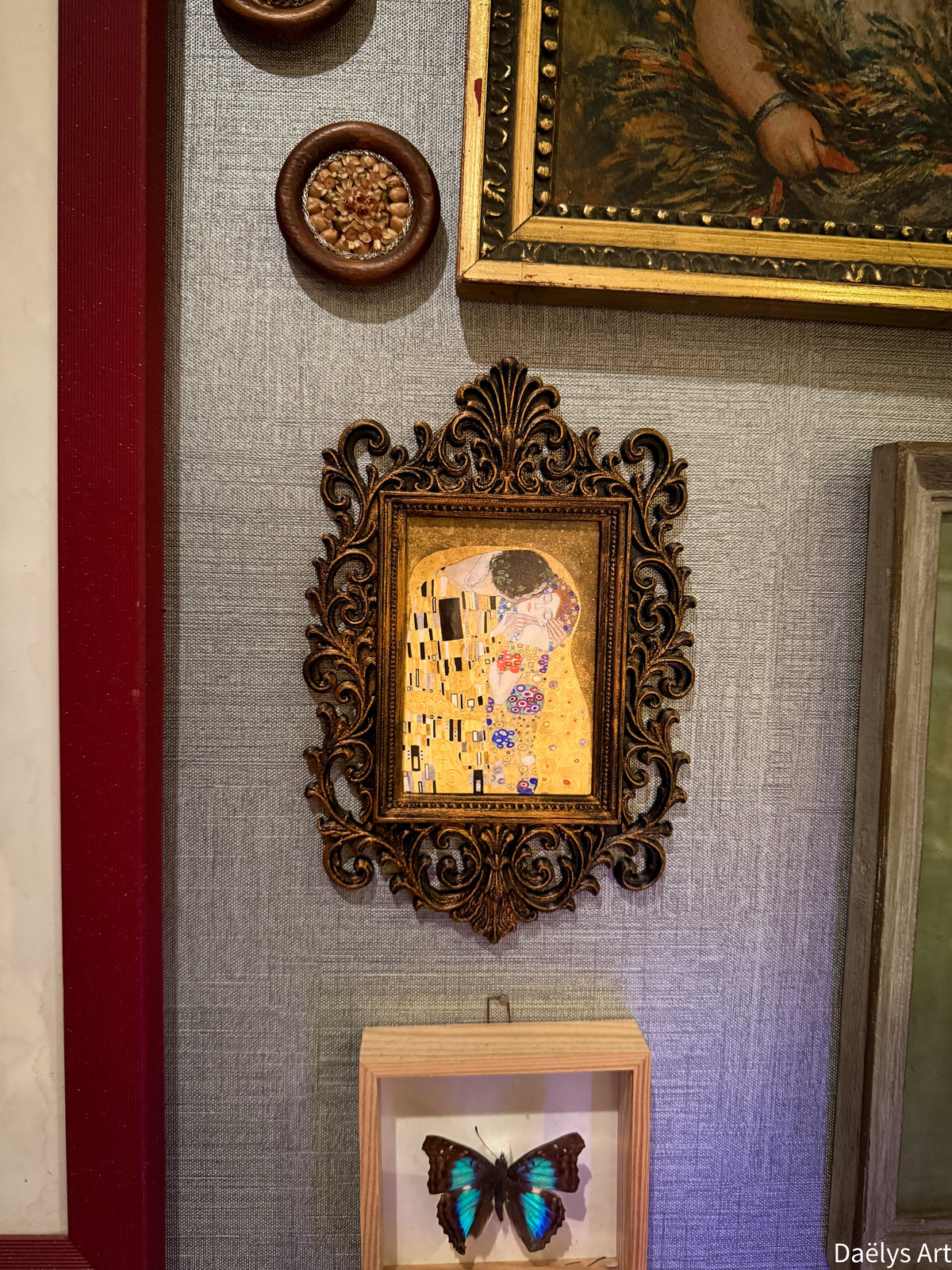 cadre décoratif gothique, cadre baroque, decoration witchy, spooky, halloween, sorcières, décoration murale, film d'horreur, magie, lune et soleil, féerique, princesse, romantasy, oeuvre d'art, fantasy, Le baiser Gustave Klimt