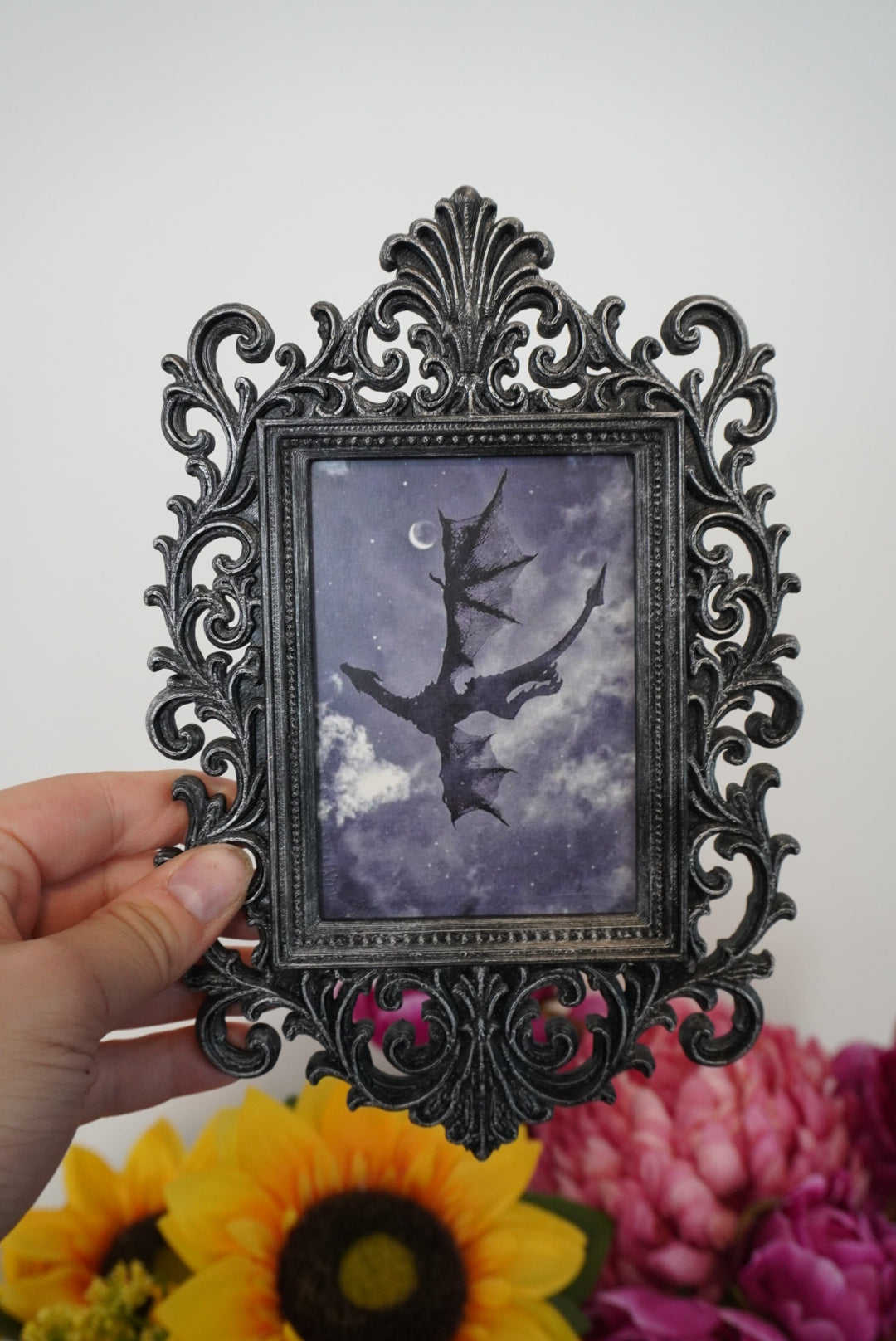 cadre décoratif gothique, cadre baroque, decoration witchy, spooky, halloween, sorcières, décoration murale, film d'horreur, magie, lune et soleil, féerique, princesse, romantasy, oeuvre d'art, fantasy, dragon
