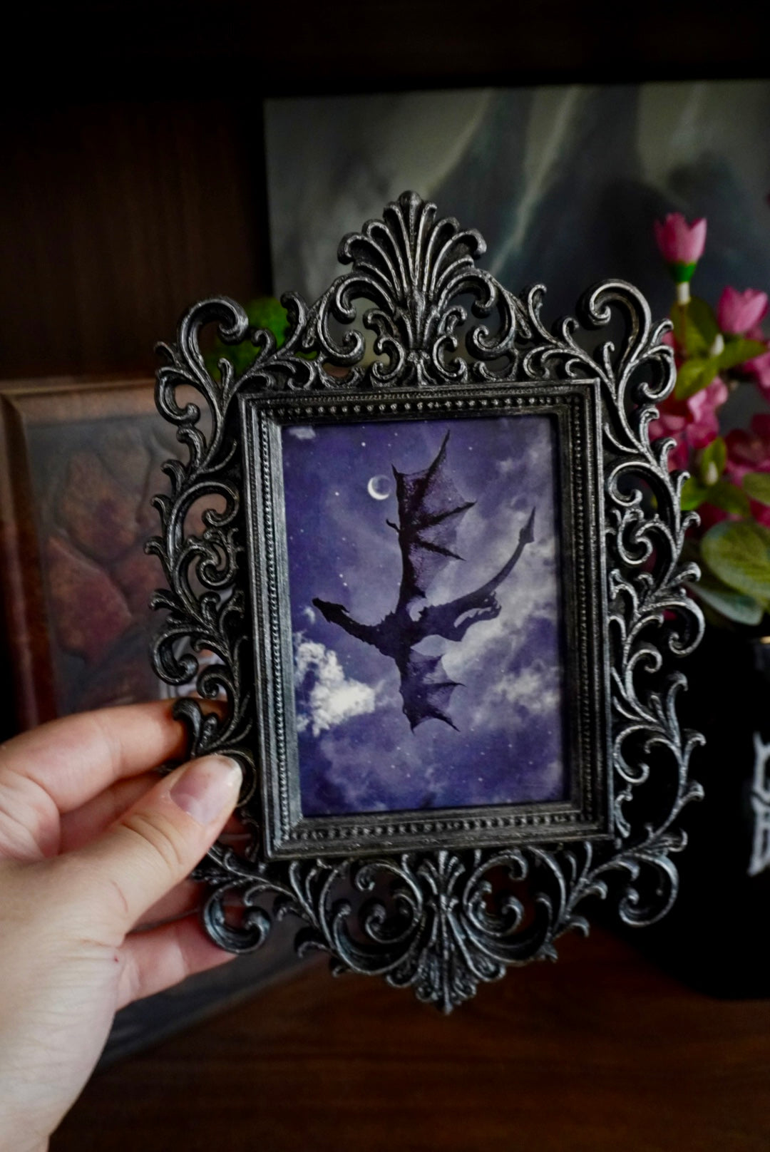 cadre décoratif gothique, cadre baroque, decoration witchy, spooky, halloween, sorcières, décoration murale, film d'horreur, magie, lune et soleil, féerique, princesse, romantasy, oeuvre d'art, fantasy, dragon