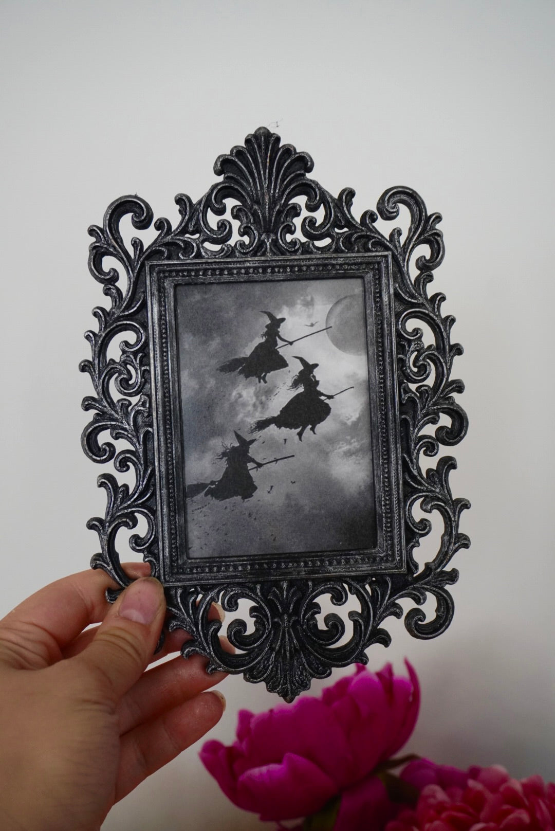 cadre décoratif gothique, cadre baroque, decoration witchy, spooky, halloween, sorcières, décoration murale, film d'horreur, magie, lune et soleil, féerique, princesse, romantasy, oeuvre d'art, fantasy, dragon