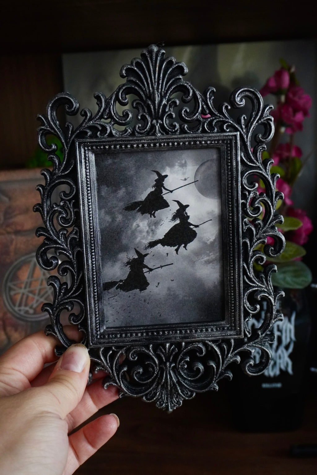 cadre décoratif gothique, cadre baroque, decoration witchy, spooky, halloween, sorcières, décoration murale, film d'horreur, magie, lune et soleil, féerique, princesse, romantasy, oeuvre d'art, fantasy, dragon