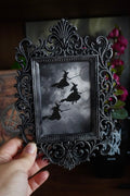 cadre décoratif gothique, cadre baroque, decoration witchy, spooky, halloween, sorcières, décoration murale, film d'horreur, magie, lune et soleil, féerique, princesse, romantasy, oeuvre d'art, fantasy, dragon