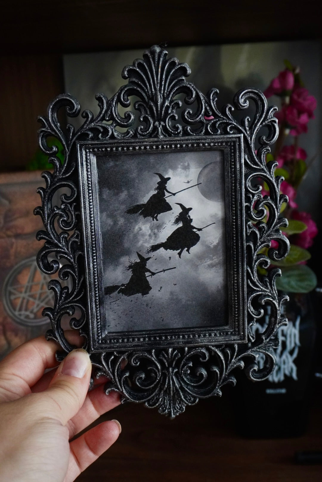 cadre décoratif gothique, cadre baroque, decoration witchy, spooky, halloween, sorcières, décoration murale, film d'horreur, magie, lune et soleil, féerique, princesse, romantasy, oeuvre d'art, fantasy, dragon