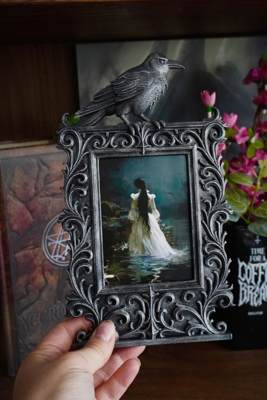 cadre décoratif gothique, cadre baroque, decoration witchy, spooky, halloween, sorcières, décoration murale, film d'horreur, magie, lune et soleil, féerique, princesse, romantasy, oeuvre d'art, fantasy, dragon