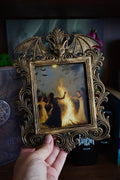 cadre décoratif gothique, cadre baroque, decoration witchy, spooky, halloween, sorcières, décoration murale, film d'horreur, magie, lune et soleil, féerique, princesse, romantasy, oeuvre d'art, fantasy, dragon