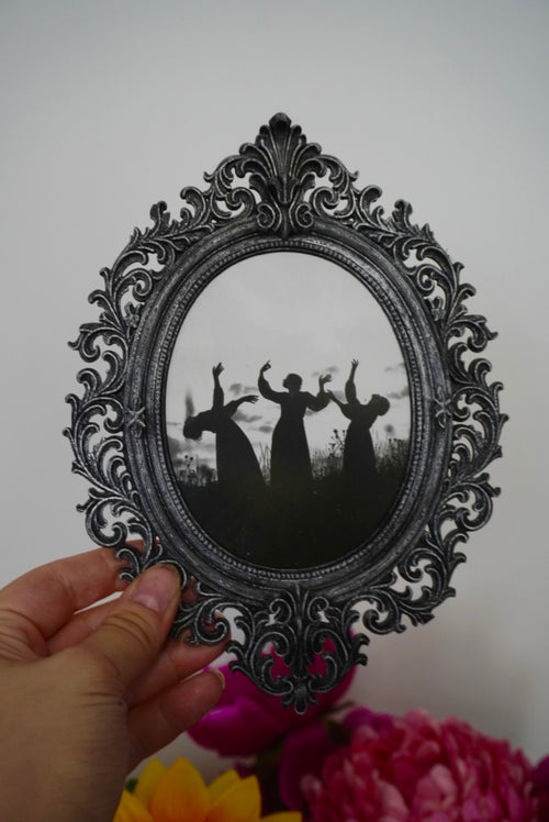 cadre décoratif gothique, cadre baroque, decoration witchy, spooky, halloween, sorcières, décoration murale, film d'horreur, magie, lune et soleil, féerique, princesse, romantasy, oeuvre d'art, fantasy, dragon