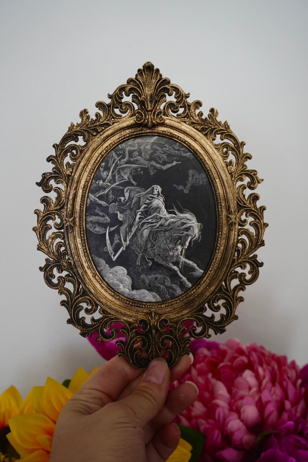 cadre décoratif gothique, cadre baroque, decoration witchy, spooky, halloween, sorcières, décoration murale, film d'horreur, magie, lune et soleil, féerique, princesse, romantasy, oeuvre d'art, fantasy, dragon