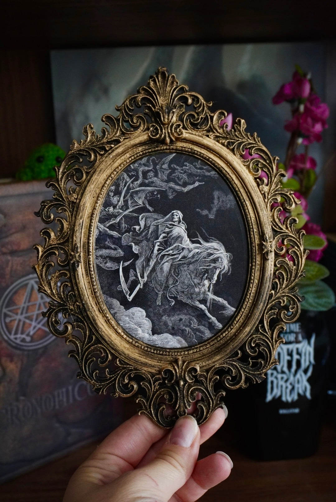 cadre décoratif gothique, cadre baroque, decoration witchy, spooky, halloween, sorcières, décoration murale, film d'horreur, magie, lune et soleil, féerique, princesse, romantasy, oeuvre d'art, fantasy, dragon, Gustave Doré