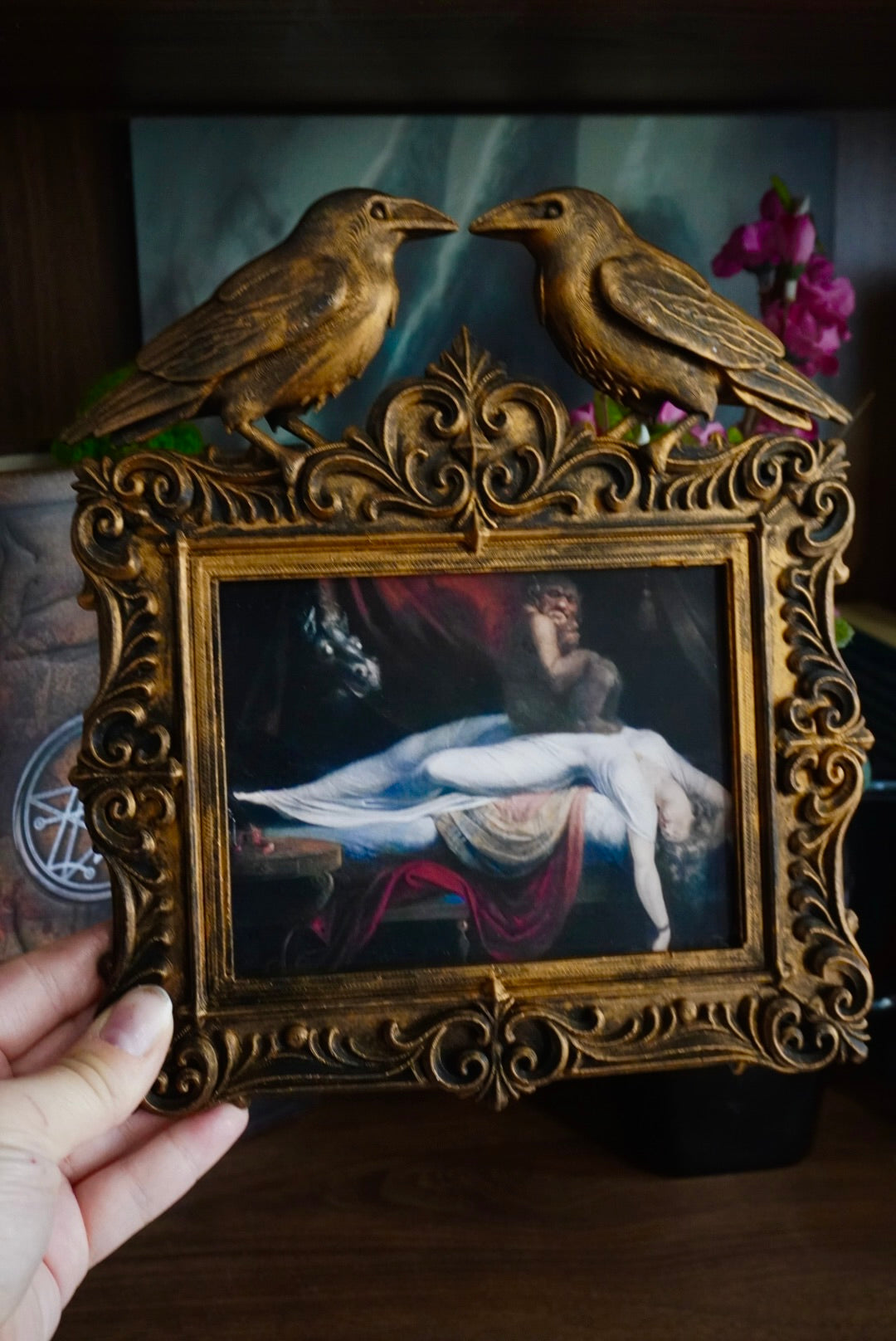 cadre décoratif gothique, cadre baroque, decoration witchy, spooky, halloween, sorcières, décoration murale, film d'horreur, magie, lune et soleil, féerique, princesse, romantasy, oeuvre d'art, fantasy, dragon