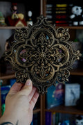 cadre décoratif gothique, cadre baroque, decoration witchy, spooky, halloween, sorcières, décoration murale, film d'horreur, magie, lune et soleil, féerique, princesse, romantasy, oeuvre d'art, fantasy, dragon, croix, ex voto