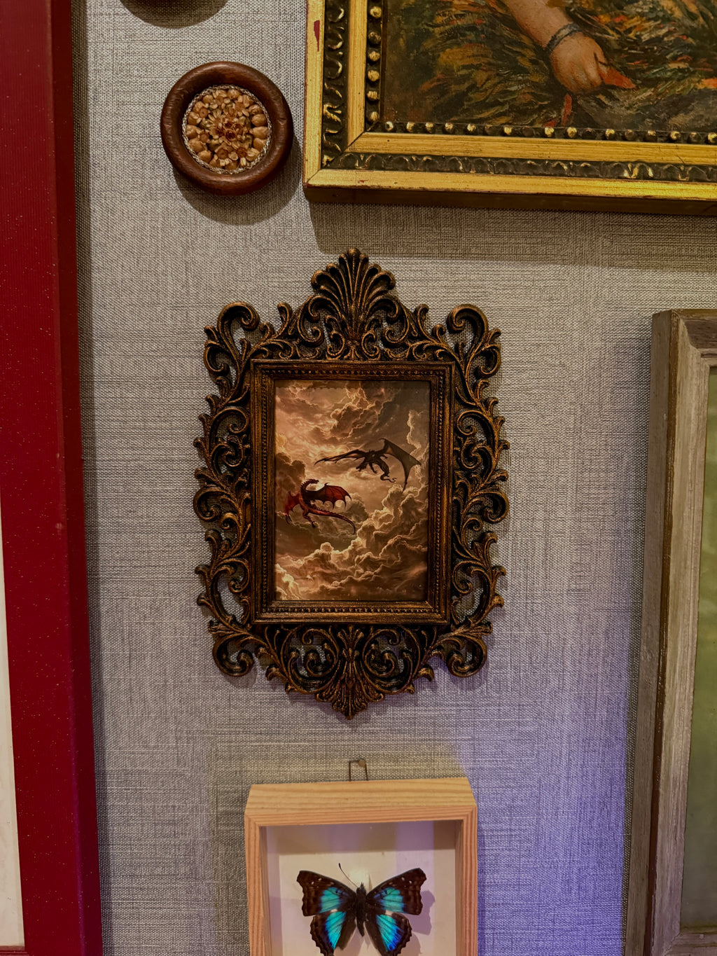 cadre décoratif gothique, cadre baroque, decoration witchy, spooky, halloween, sorcières, décoration murale, film d'horreur, magie, lune et soleil, féerique, princesse, romantasy, oeuvre d'art, fantasy, dragon