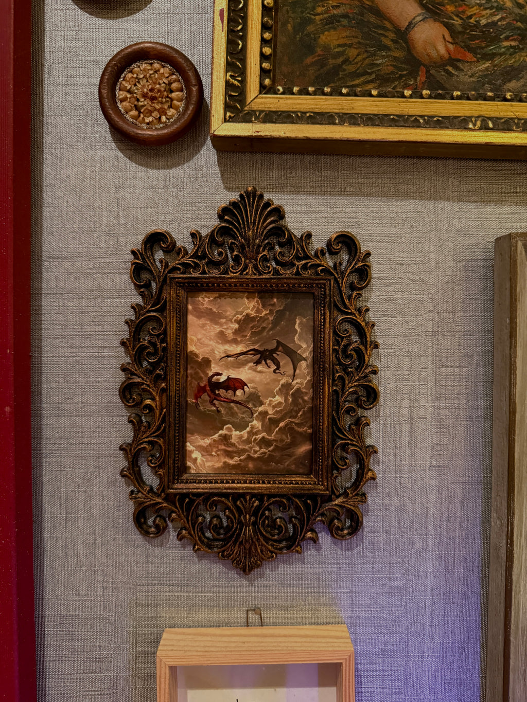 cadre décoratif gothique, cadre baroque, decoration witchy, spooky, halloween, sorcières, décoration murale, film d'horreur, magie, lune et soleil, féerique, princesse, romantasy, oeuvre d'art, fantasy, dragon